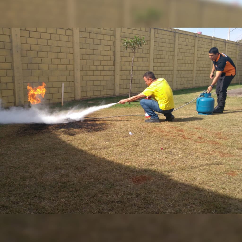 Combate a incêndio realizado pela Safety Rescue