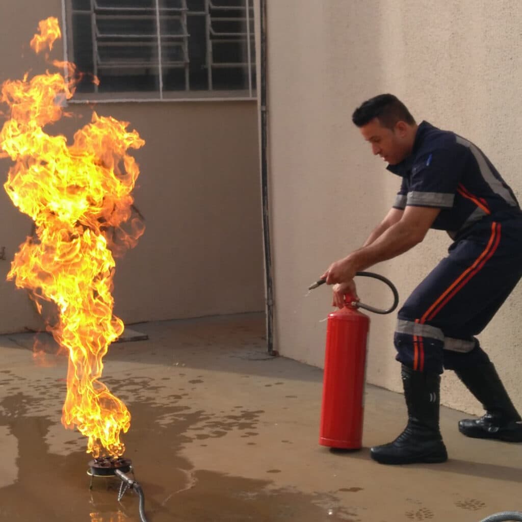 Brigada de incêndio realizado pela Safety Rescue