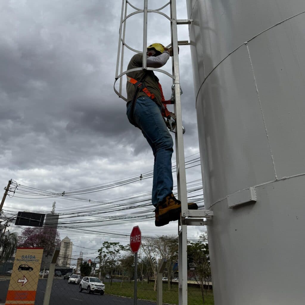 Trabalho em altura realizado pela Safety Rescue