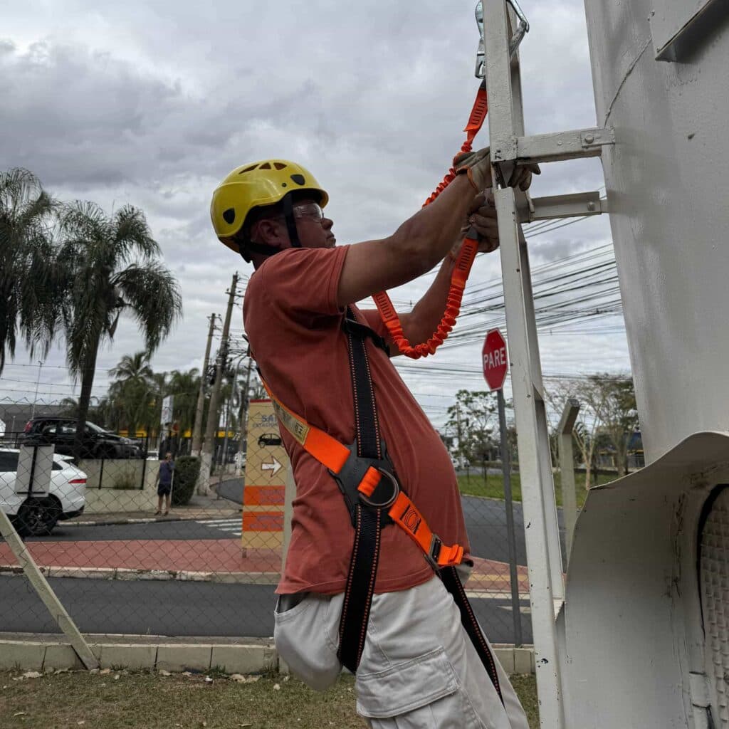 Trabalho em altura realizado pela Safety Rescue